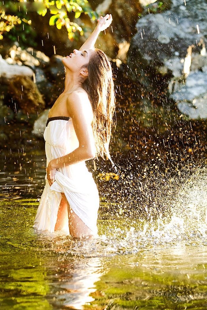 Marie Avgeropoulos in Zhuzhou