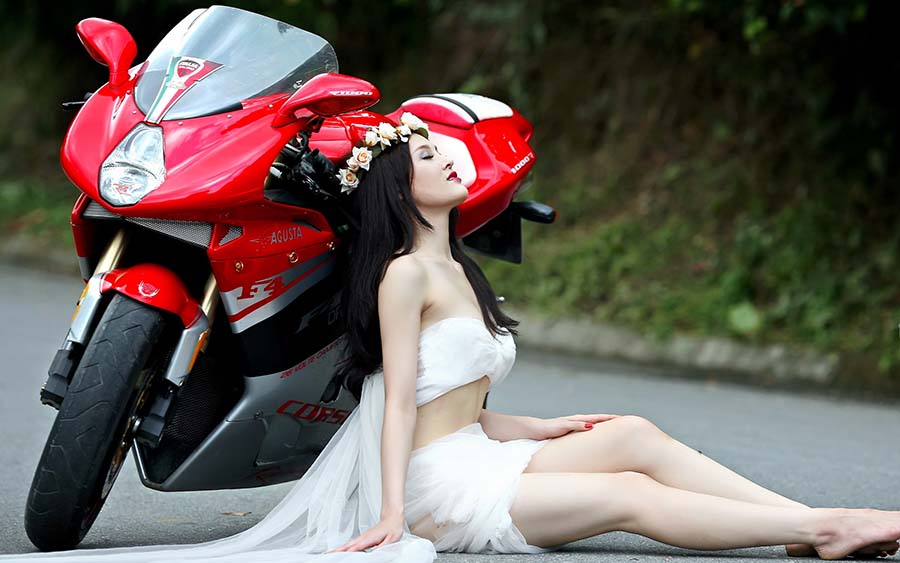 Beautiful girls and motorcycles in Zhuzhou