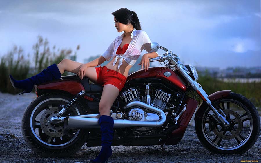 Beautiful girls and motorcycles in Zhuzhou
