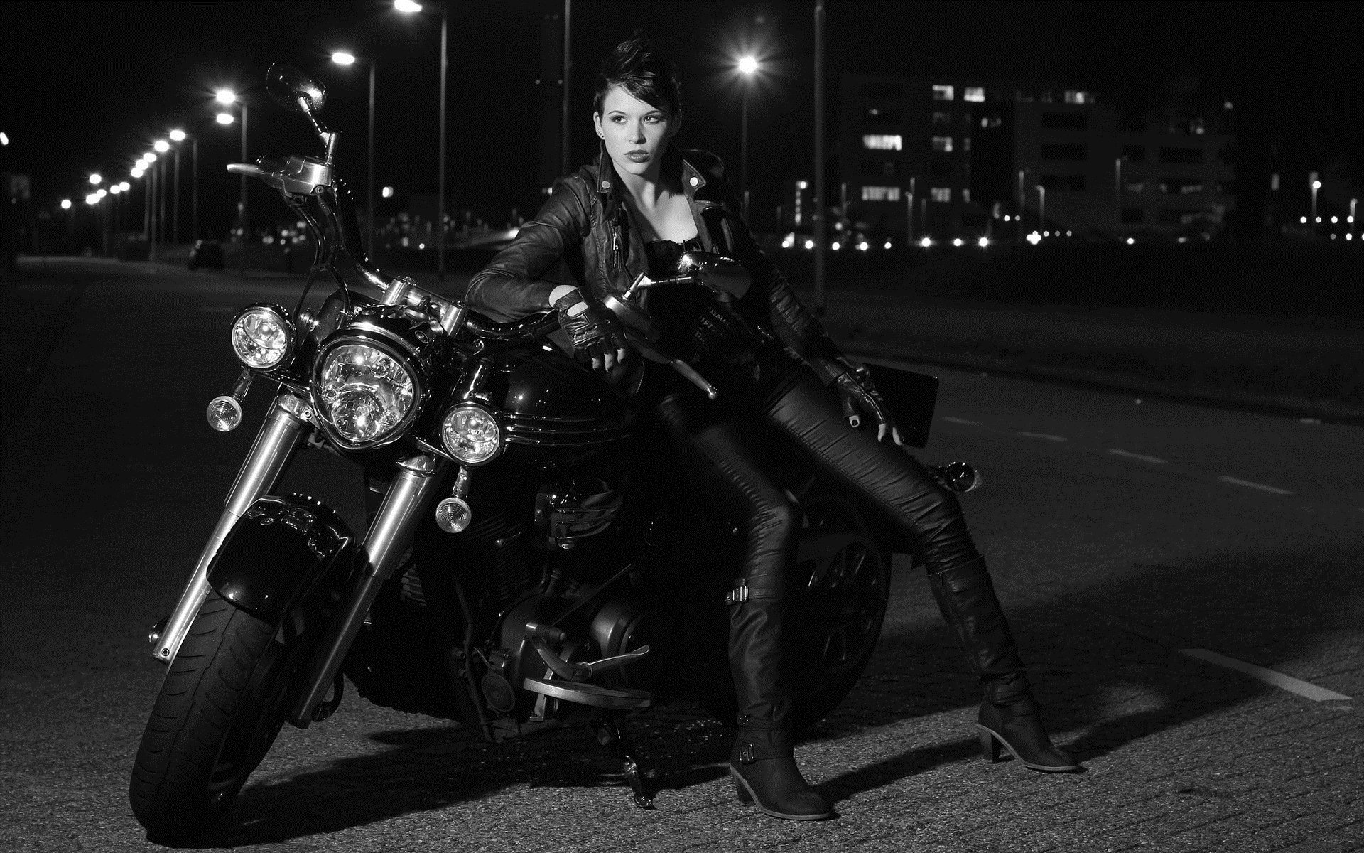 Photo Beautiful girls and motorcycles in Zhuzhou