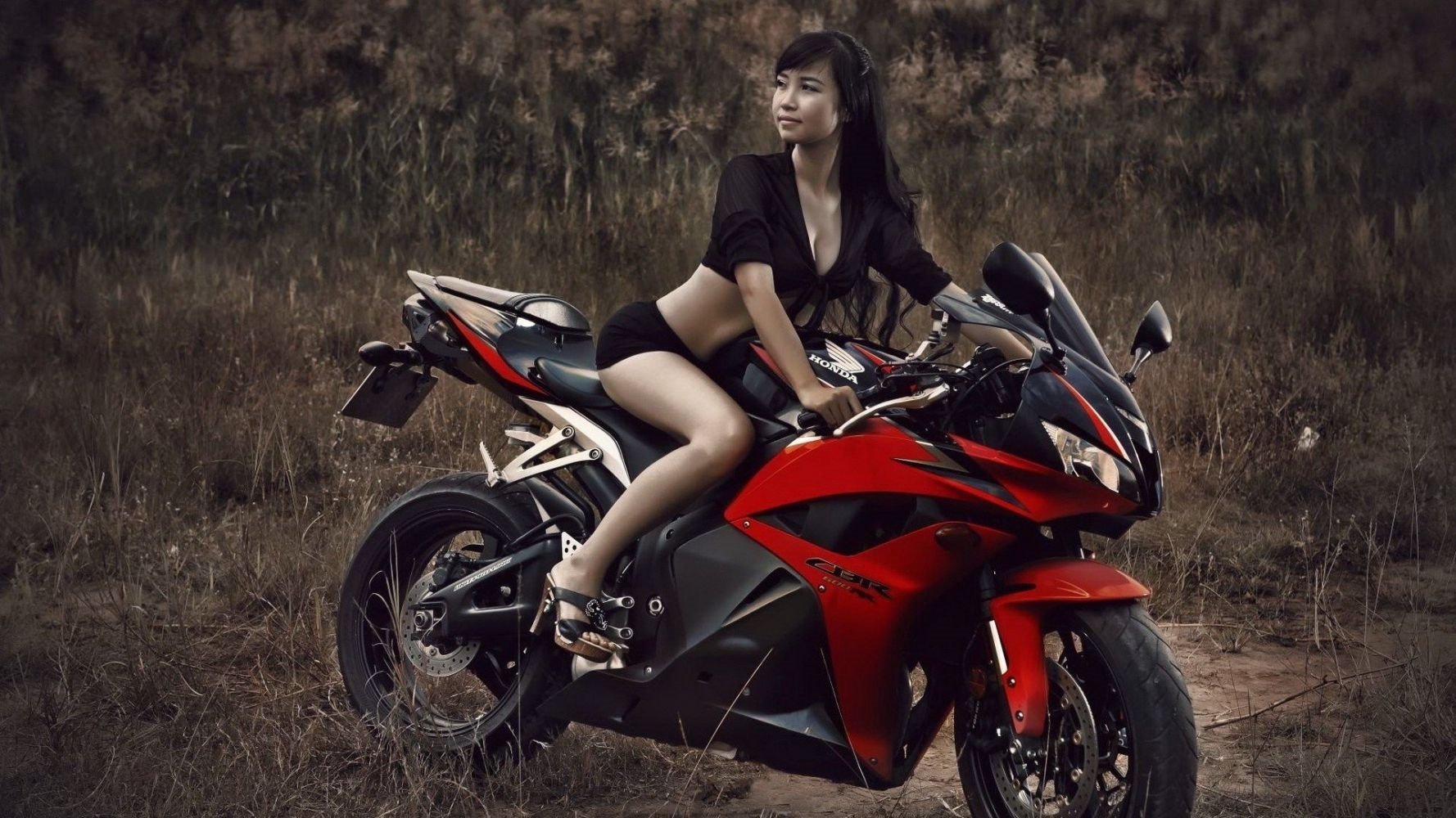 Fitness girls and bikes in Zhuzhou
