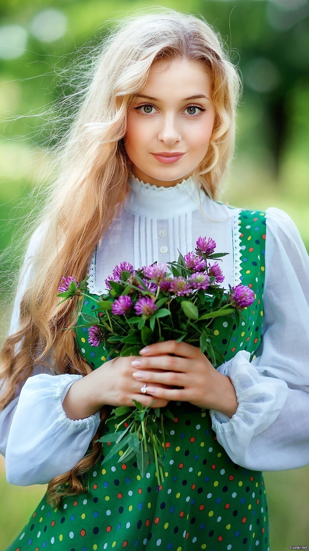Girls in Slavic costumes in Zhuzhou